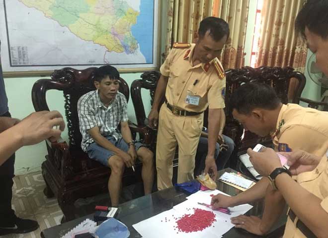 Thuê taxi chở 1.000 viên hồng phiến từ Quảng Bình ra Nghệ An - 1