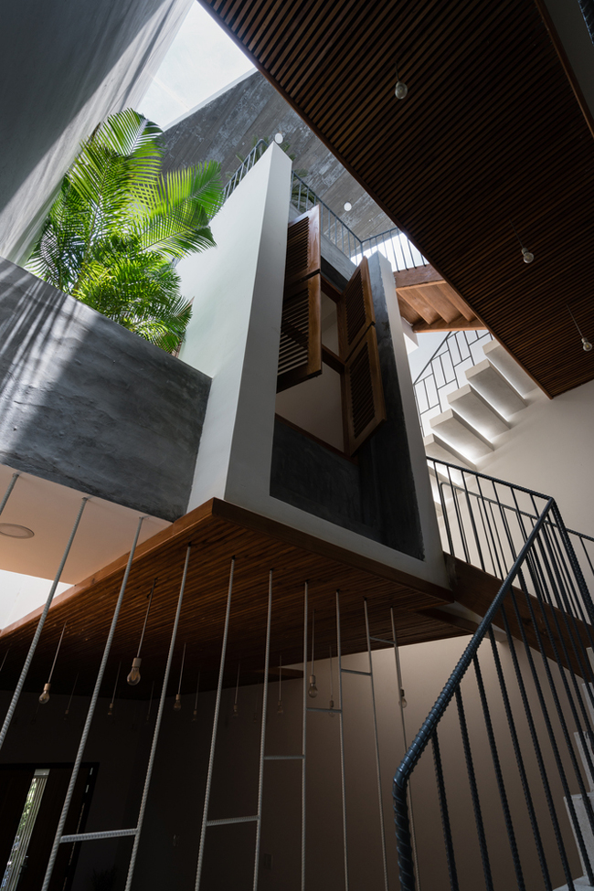 Nội thất và các cánh cửa gỗ màu trầm mang đến nét đẹp hoài cổ rất riêng cho không gian sống.