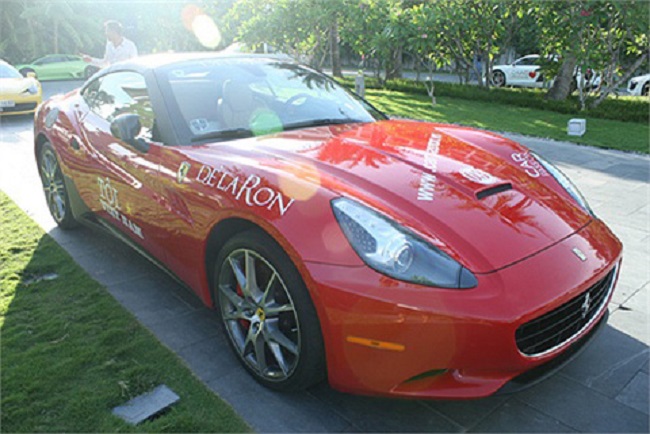Riêng phần Bình Dương, anh sở hữu chiếc xe Ferrari California đời 2010 có giá trị hơn 5 tỷ đồng và luôn được coi là một trong những dòng xe thời thượng bậc nhất.