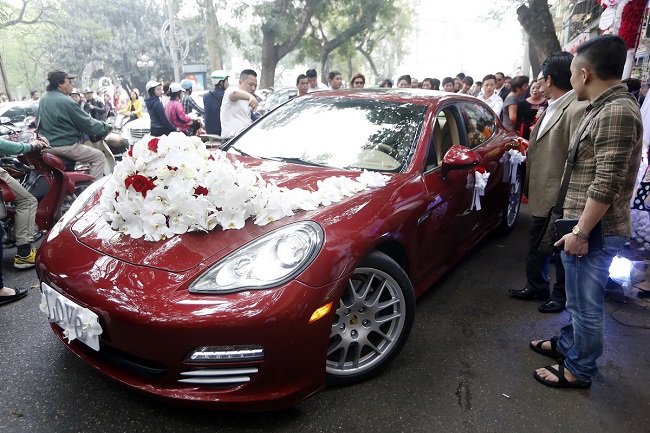 Trước đó, trong đám cưới với bà xã Hương Baby, nam ca sĩ sử dụng chiếc xe Porsche Panamera 4  vốn rất được yêu thích vào thời điểm đó, có giá trị hơn 7 tỷ đồng. Với màu đỏ và cách trang trí cực kỳ lãng mạn, chiếc xe đã gây nhiều sự chú ý.