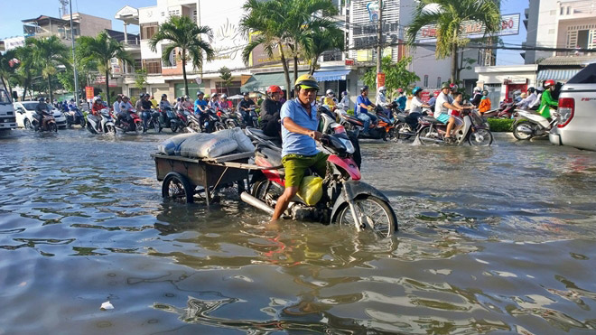 Triều cường dâng cao kỉ lục, TP Cần Thơ thành &#34;sông” - 2