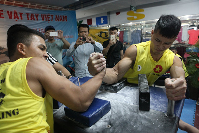 &#34;Đại chiến&#34; vật tay: VĐV Việt vô địch thế giới đụng toàn cao thủ - 12