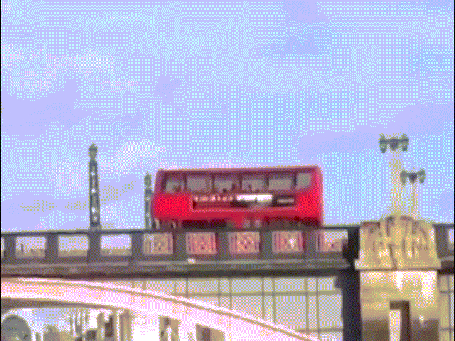 Video cảnh nổ xe bus phim "Kẻ ngoại tộc" khiến người dân khiếp sợ
