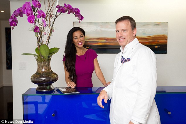 Chồng tự tay phẫu thuật toàn thân cho vợ đẹp hơn cả siêu mẫu - 1