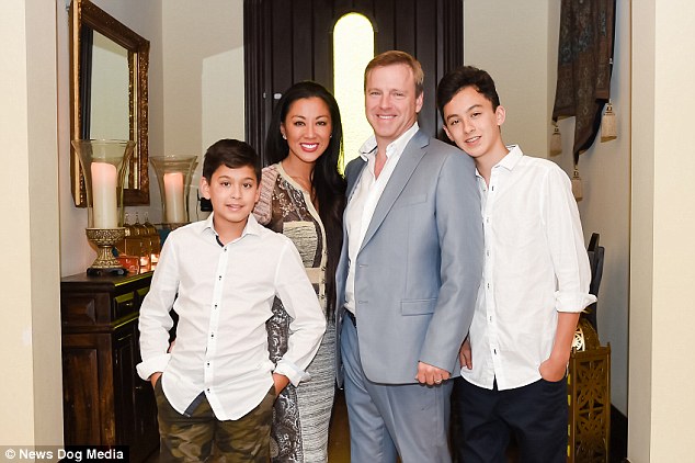 Chồng tự tay phẫu thuật toàn thân cho vợ đẹp hơn cả siêu mẫu - 4