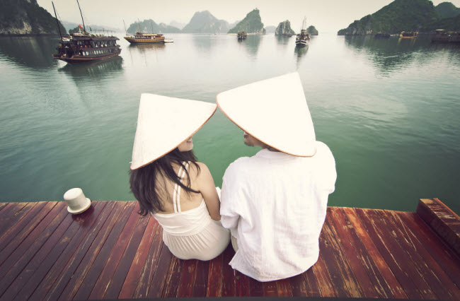 Khaichuin Sim và vợ tên Zhu rất thích đi du lịch. Nên sau khi kết hôn cách đây 3 năm, họ quyết định thực hiện bộ ảnh cưới tại các địa điểm khác nhau trên khắp thế giới. Ảnh: Vịnh Hạ Long, Việt Nam
