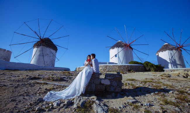 Hành trình du lịch khắp thế giới và bộ ảnh cưới đặc biệt đã giúp cặp vợ chồng trẻ nổi tiếng trên mạng xã hội. Ảnh: Đảo Mykonos, Hi Lạp