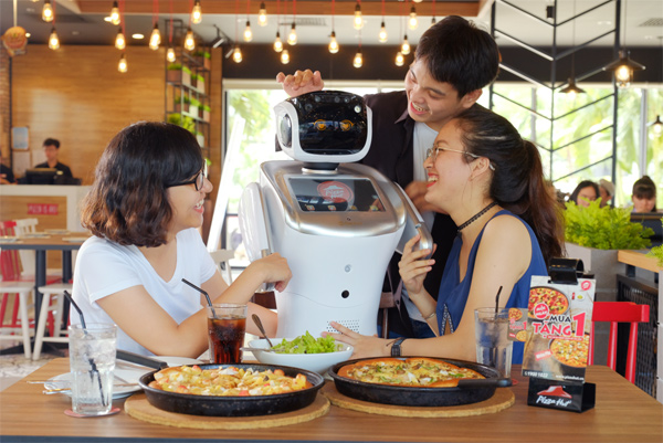 Cô nàng Robot HutGirl mang đến niềm vui cho thực khách - 1