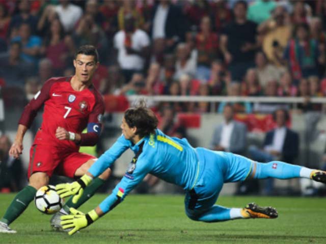 Ronaldo uốn éo không phải lối, bẽ mặt vì thủ môn Thụy Sĩ