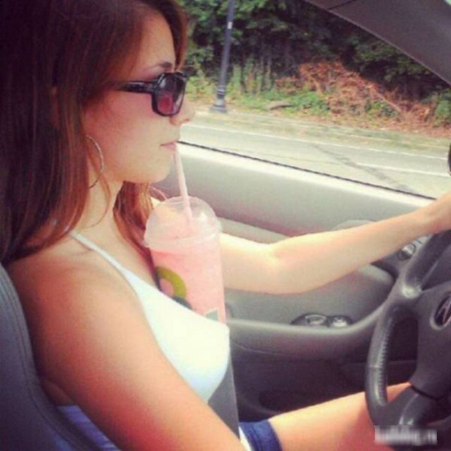 Tay bận lái xe nhưng vẫn uống nước thoải mái được nhé.
