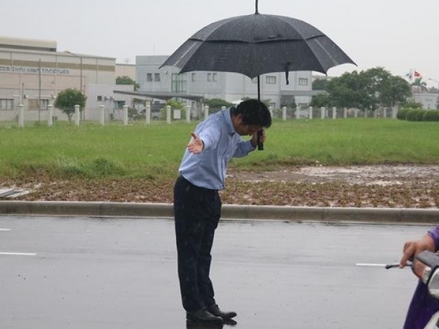 HN: Chủ cây xăng Nhật đội mưa nhiều giờ cúi gập người chào khách