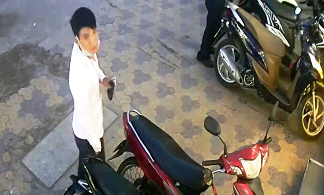 "Hot boy” áo trắng thản nhiên "nhảy" xe trước mặt bảo vệ - 1