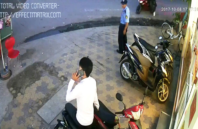 "Hot boy” áo trắng thản nhiên "nhảy" xe trước mặt bảo vệ - 2