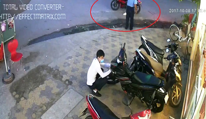 "Hot boy” áo trắng thản nhiên "nhảy" xe trước mặt bảo vệ - 3