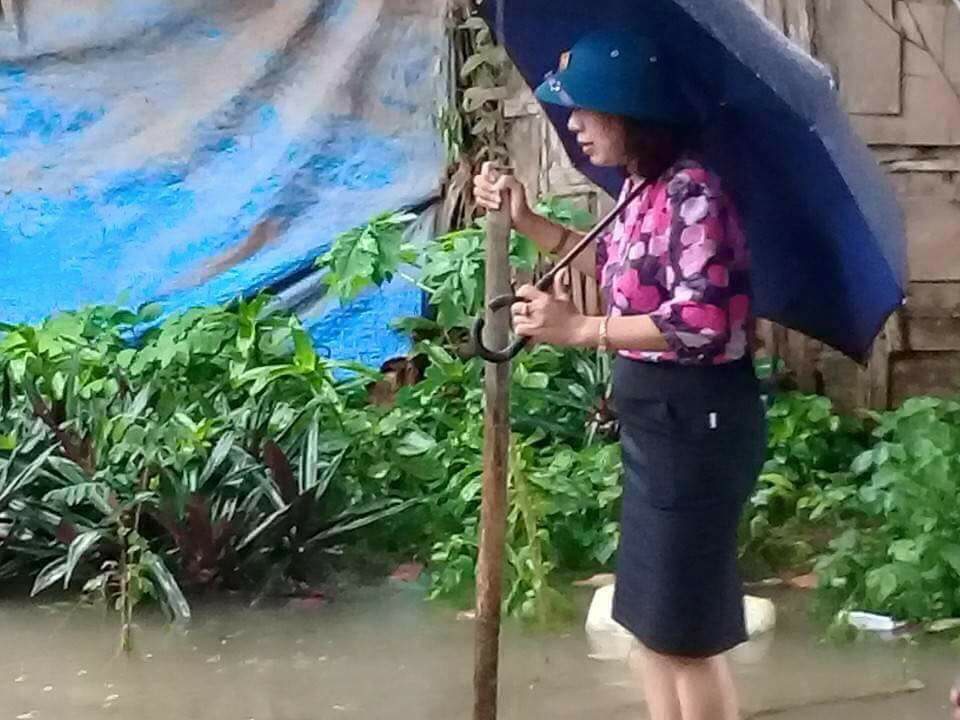 Xôn xao hình ảnh nữ chủ tịch phường đứng trên bè để dân kéo “đi thị sát lụt” - 1