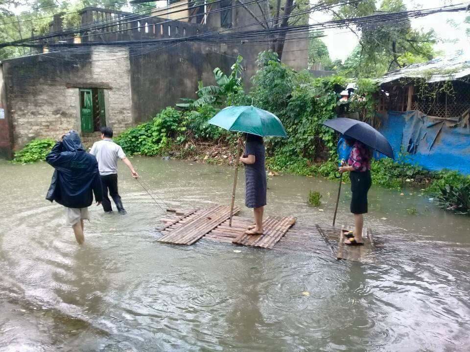 Xôn xao hình ảnh nữ chủ tịch phường đứng trên bè để dân kéo “đi thị sát lụt” - 2