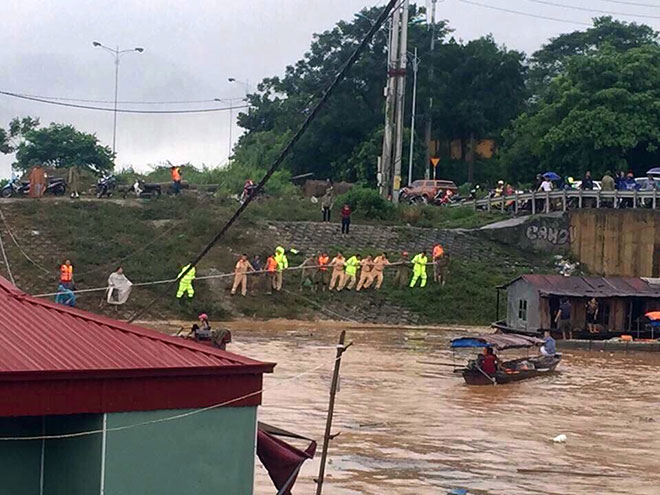 Lũ cuồn cuộn như thác đổ càn quét Hòa Bình, nhà cửa ngập sâu - 12