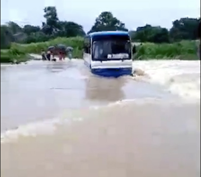 Hãi hùng xe buýt chở 47 học sinh chết máy giữa dòng nước lũ - 1