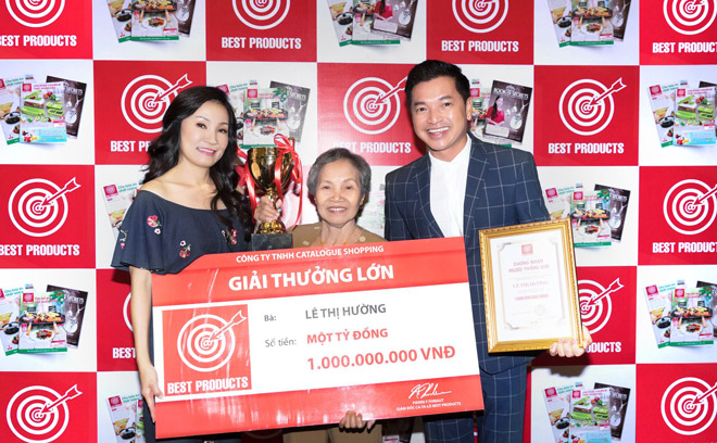 Bắt gặp Quang Minh – Hồng Đào tình tứ đi sự kiện tại Việt Nam - 1