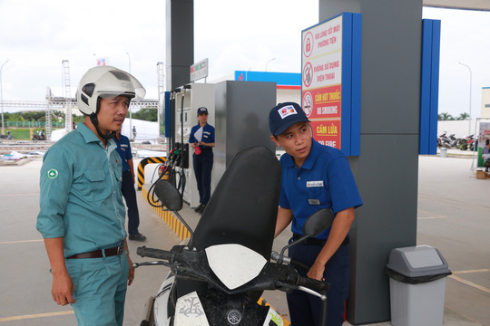 Thực hư chuyện cấm công chức Hà Nội đổ xăng tại trạm xăng Nhật - 1