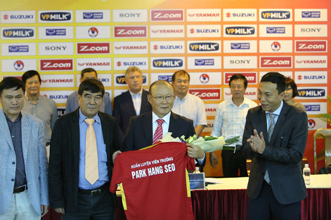 HLV Park Hang Seo cấm tuyển thủ Việt Nam đưa vợ, bạn gái vào phòng - 1