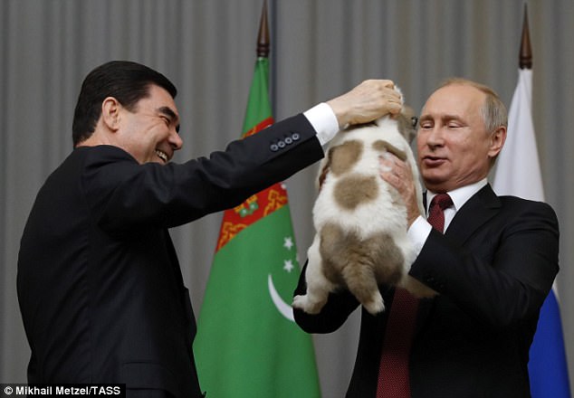 Ông Putin vui sướng hôn chú chó được tặng  - 1