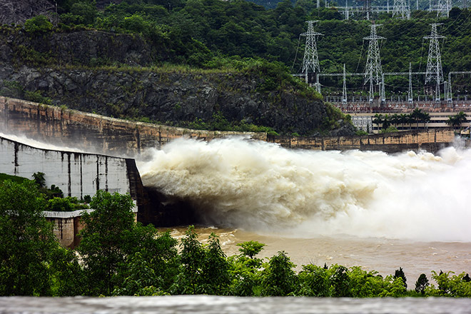 Hồ Hòa Bình đóng 5 cửa xả, thủy điện Sơn La phát điện trở lại - 1