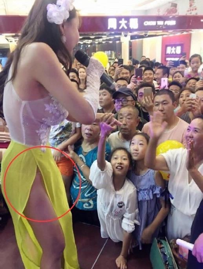 Sự kiện cô tham gia có khá nhiều trẻ em song Cung Nguyệt Phi vẫn không ngại ngần gây sự chú ý với bộ cánh mỏng tang để lộ cả nội y.