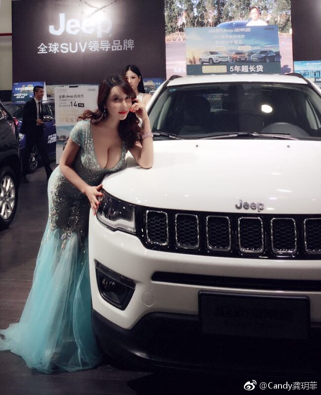 Để tăng thêm thu nhập, diễn viên "Kim Bình Mai" còn làm người mẫu xe hơi nhờ sở hữu thân hình sexy.