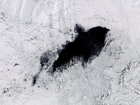Hố sâu đáng sợ to hơn cả nước Hà Lan xuất hiện ở Nam Cực - 1