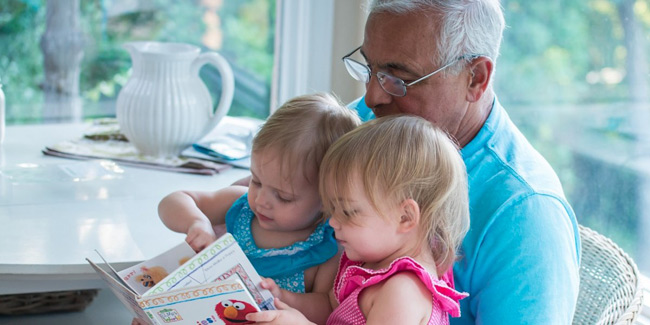 1. Cùng con đọc sách: Cha mẹ hãy bắt đầu đọc sách cho con nghe từ khi trẻ chưa được 1 tuổi, sau đó là cùng con đọc và để trẻ đọc cho nghe.