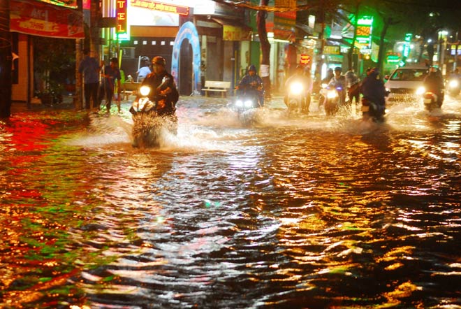 &#34;Quái vật&#34; hút nước trong cơn mưa như trút, rốn ngập Sài Gòn ra sao? - 1