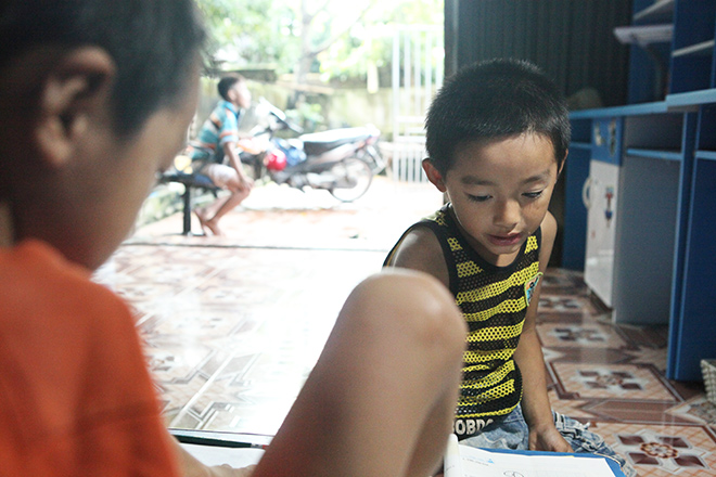 Ảnh - Clip: Đôi chân diệu kì của cậu bé 7 tuổi không tay - 2