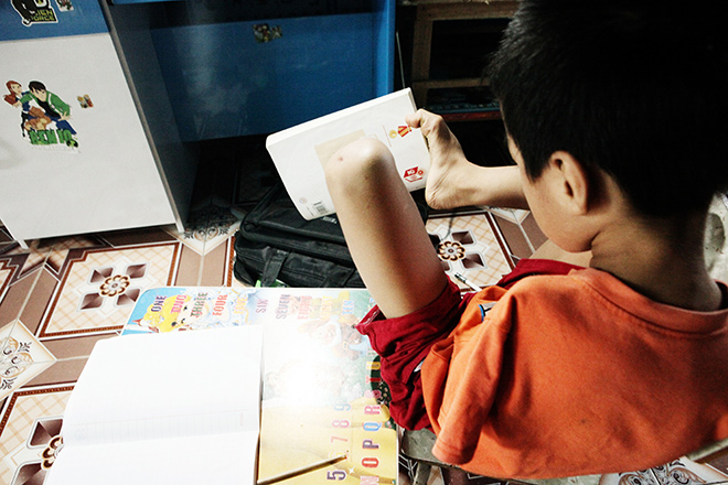 Ảnh - Clip: Đôi chân diệu kì của cậu bé 7 tuổi không tay - 4