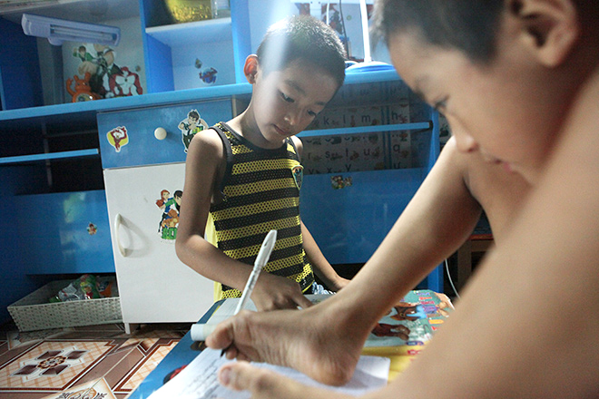 Ảnh - Clip: Đôi chân diệu kì của cậu bé 7 tuổi không tay - 5