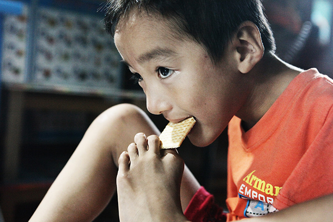 Ảnh - Clip: Đôi chân diệu kì của cậu bé 7 tuổi không tay - 10