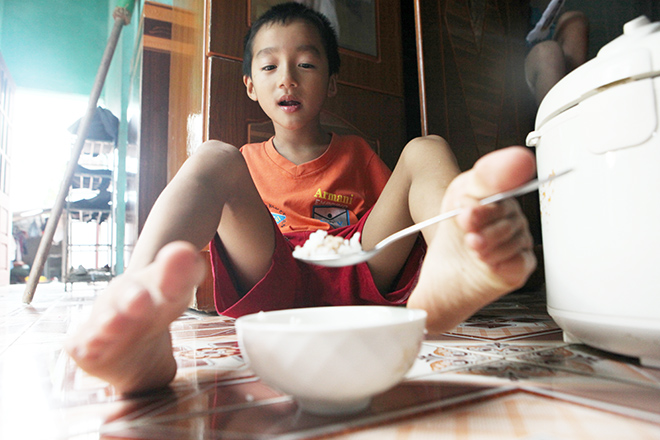 Ảnh - Clip: Đôi chân diệu kì của cậu bé 7 tuổi không tay - 11