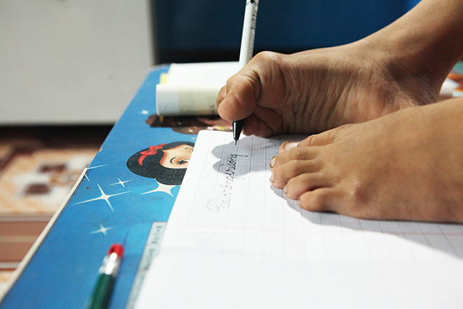 Ảnh - Clip: Đôi chân diệu kì của cậu bé 7 tuổi không tay - 7