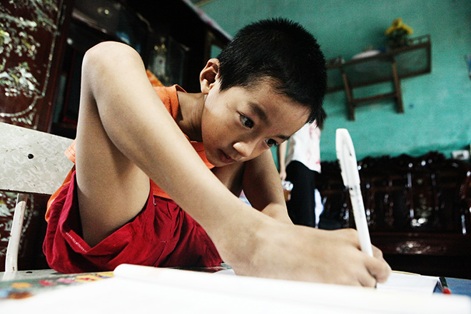 Ảnh - Clip: Đôi chân diệu kì của cậu bé 7 tuổi không tay - 8