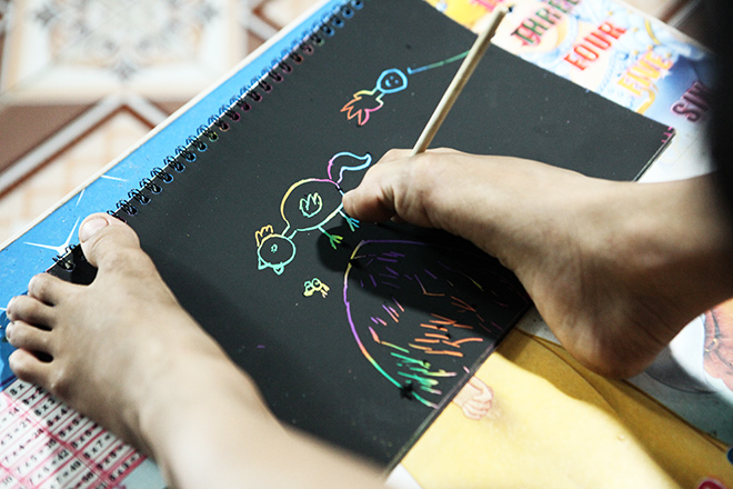 Ảnh - Clip: Đôi chân diệu kì của cậu bé 7 tuổi không tay - 9