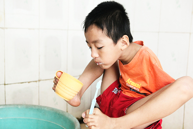 Ảnh - Clip: Đôi chân diệu kì của cậu bé 7 tuổi không tay - 13