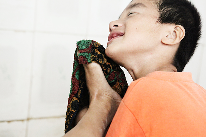 Ảnh - Clip: Đôi chân diệu kì của cậu bé 7 tuổi không tay - 14