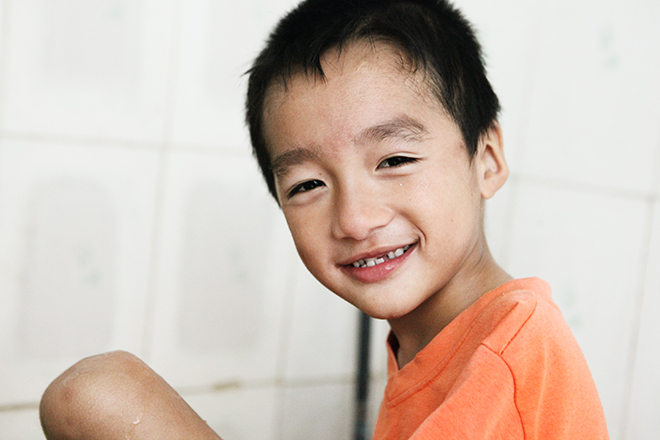 Ảnh - Clip: Đôi chân diệu kì của cậu bé 7 tuổi không tay - 15