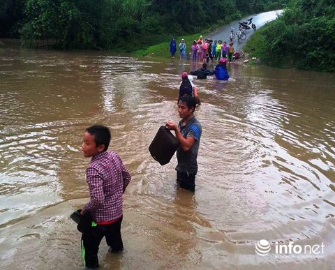 Nghệ An: Xúc động hình ảnh thầy giáo dầm mình cõng học sinh qua lũ dữ - 3