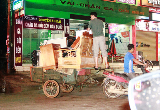 Thanh Hóa: Lo sợ vỡ đê sông Bưởi, người dân trắng đêm chạy lũ - 3