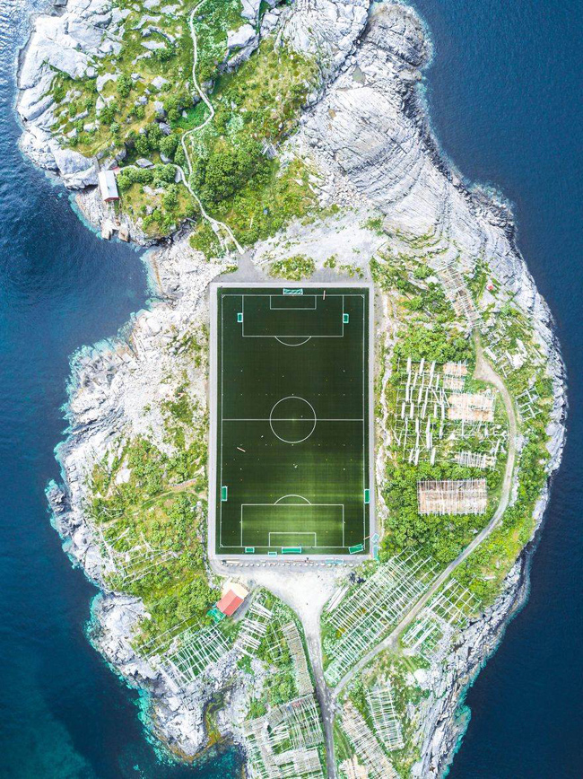 Sân bóng Henningsvær – Misha De-Stroyev, Sân bóng đá Henningsvær ở quần đảo Lofoten của Na Uy, được coi là một trong những sân bóng đặc biệt nhất châu Âu.
