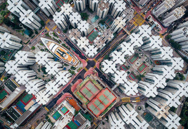Khu Whampoa Garden, Hồng Kông với những tòa nhà cao tầng chật chội, bức bối, lấy cảm hứng từ thành phố Kowloon Walled – nơi có mật độ xây dựng dày đặc nhất, đã bị phá hủy gần ba thập kỷ trước. (Andy Yeung)
