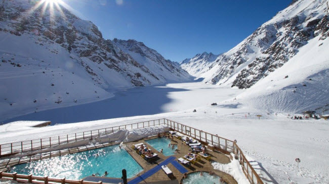 Ski Portillo, Chile: Bể bơi nước nóng nằm trên dãy núi Andes giúp du khách tận hưởng trải nghiệm vô cùng đặc biệt.