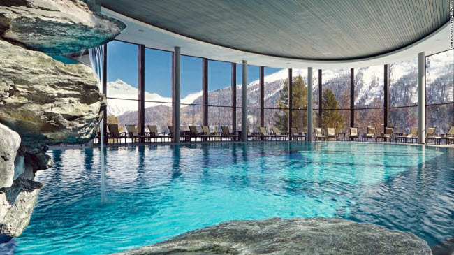 Khánh sạn Badrutt's Palace, Thụy Sĩ: Khách sạn có bể bơi hình bầu dục trong nhà với hướng nhìn ra núi Alps.