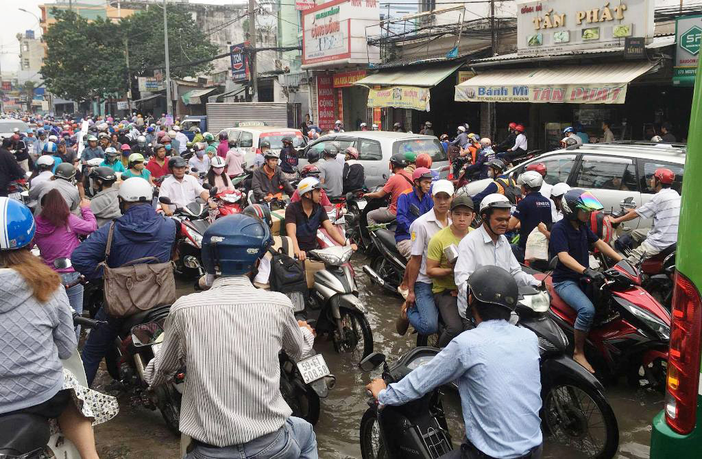 Ngập nước kẹt xe bủa vây, người Sài Gòn như hóa điên vì “chôn chân” trên đường - 1